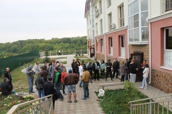 В противостоянии приставов и жильцов таунхаусов пролилась кровь