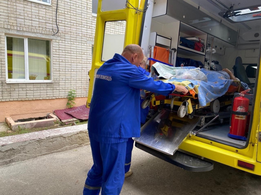 В Саратов на вертолете доставили вольчанина с токсическим гепатитом после запоя