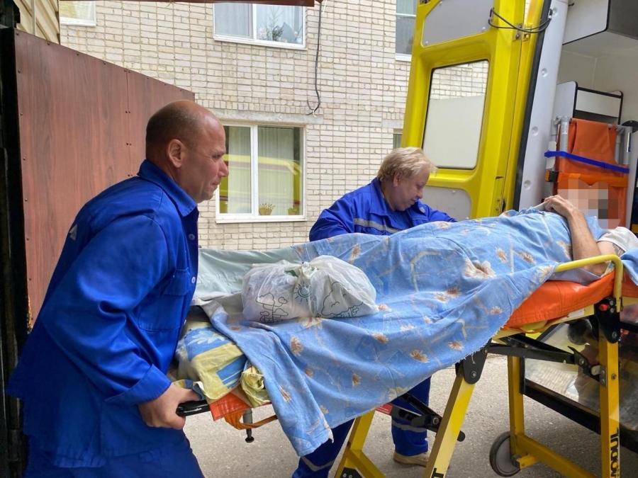 В Саратов на вертолете доставили вольчанина с токсическим гепатитом после запоя