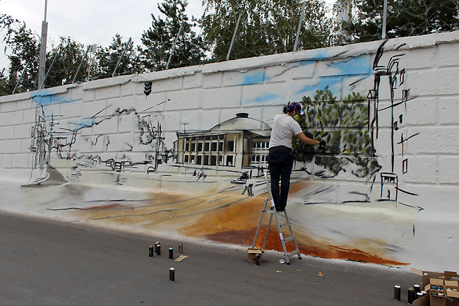 Художники украшают стены новой набережной