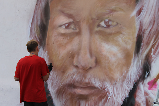 Художники украшают стены новой набережной