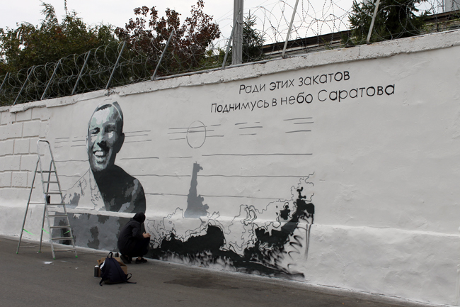 Художники украшают стены новой набережной