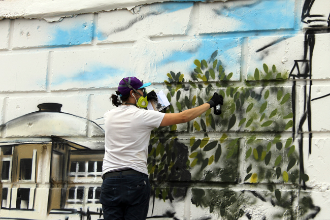 Художники украшают стены новой набережной