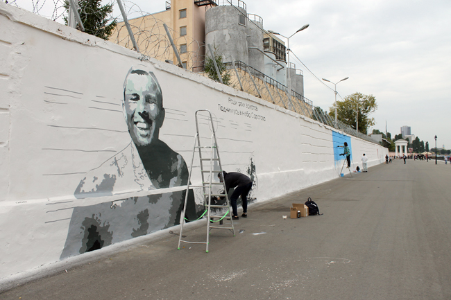 Художники украшают стены новой набережной