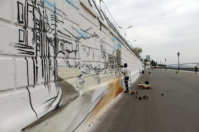 Художники украшают стены новой набережной