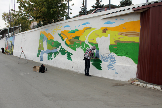 Художники украшают стены новой набережной