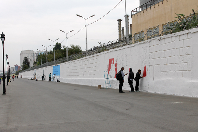 Художники украшают стены новой набережной