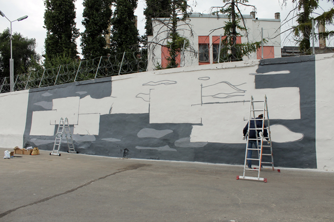 Художники украшают стены новой набережной