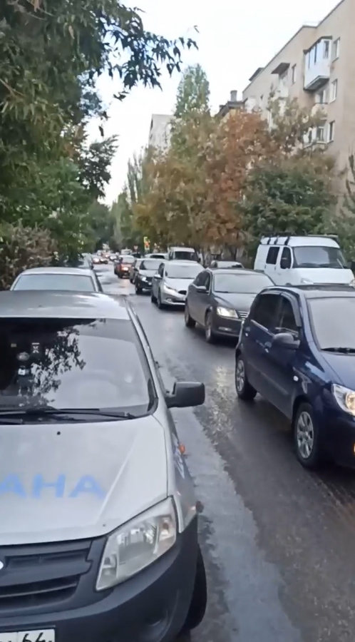 Автомобилисты застряли в пробке на Бахметьевской из-за полива газона в час пик