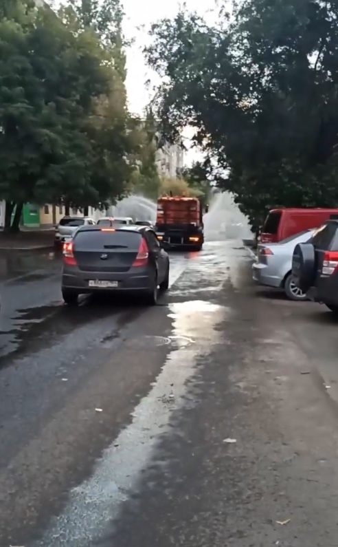 Автомобилисты застряли в пробке на Бахметьевской из-за полива газона в час пик