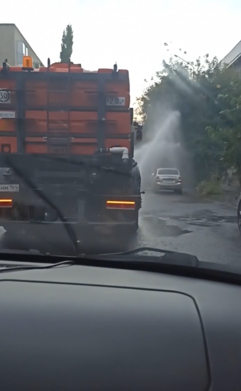 Автомобилисты застряли в пробке на Бахметьевской из-за полива газона в час пик