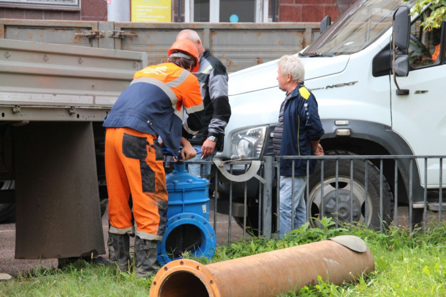 Мокроусова: Устранить крупную аварию на водопроводе на Рахова должны к 20.00