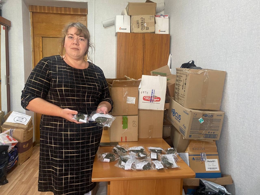 В Краснокутском районе для бойцов СВО делают «браслеты выживания»