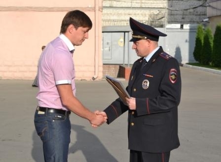 Троих парней наградили за помощь в поимке поджигателя магазина