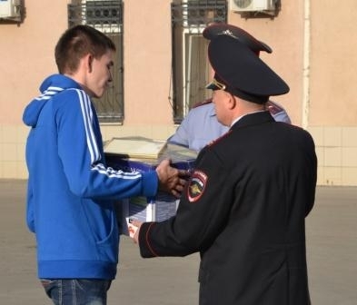 Троих парней наградили за помощь в поимке поджигателя магазина