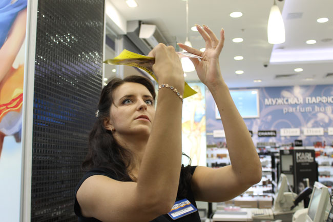 Продавцов ТРЦ научили выявлять фальшивые деньги