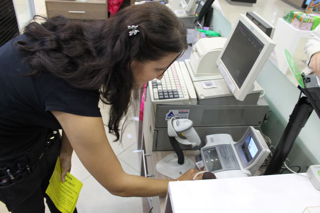 Продавцов ТРЦ научили выявлять фальшивые деньги