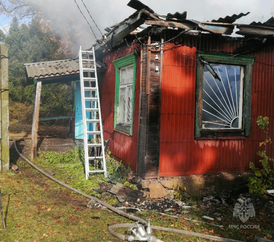 Под Ртищевом полыхало здание отделения почты и фельдшерско-акушерского пункта