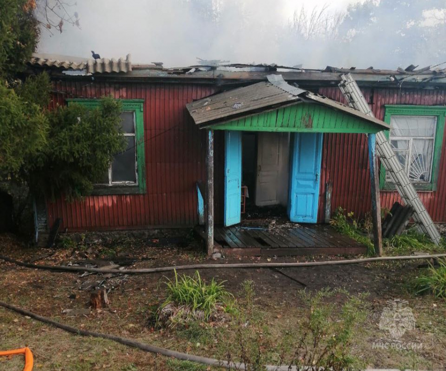 Под Ртищевом полыхало здание отделения почты и фельдшерско-акушерского пункта