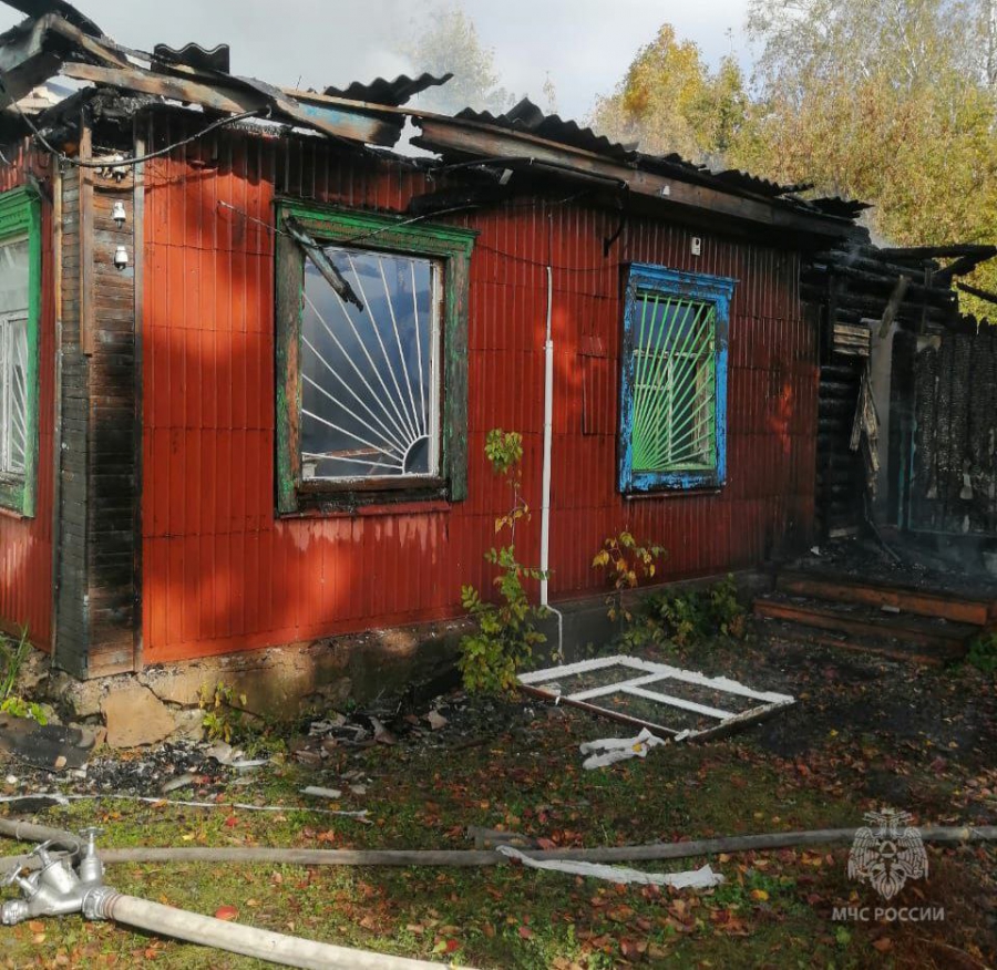 Под Ртищевом полыхало здание отделения почты и фельдшерско-акушерского пункта