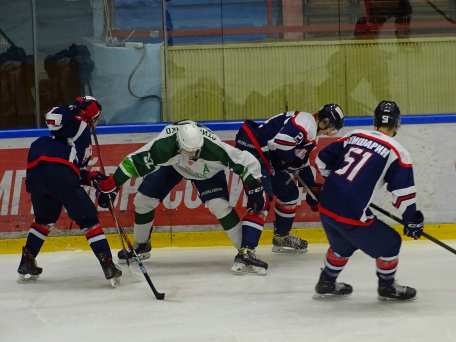 В Саратове хоккеисты на первенстве НМХЛ забросили друг другу 12 шайб