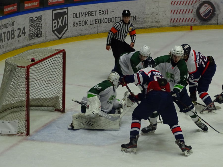 В Саратове хоккеисты на первенстве НМХЛ забросили друг другу 12 шайб
