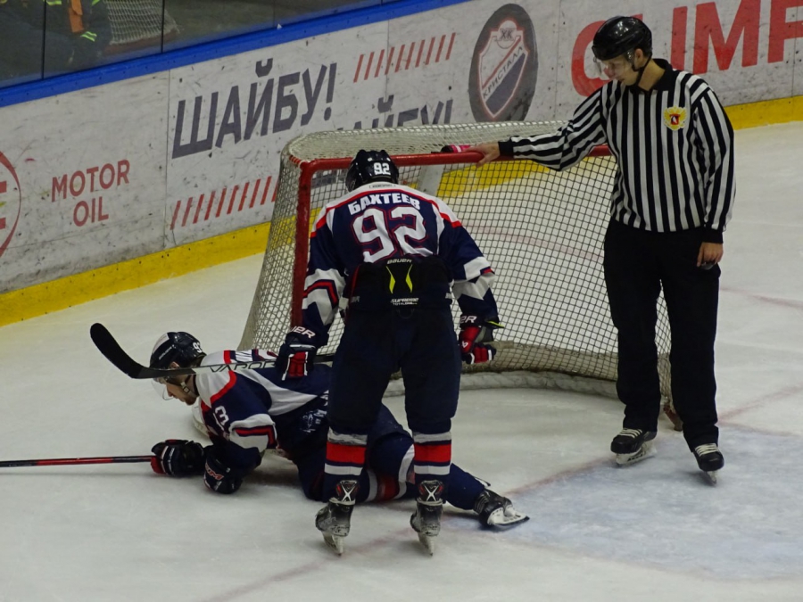 В Саратове хоккеисты на первенстве НМХЛ забросили друг другу 12 шайб
