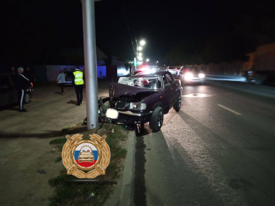 В Кировском районе из-за столкновения «Волги» с фонарем пострадали 2 человека