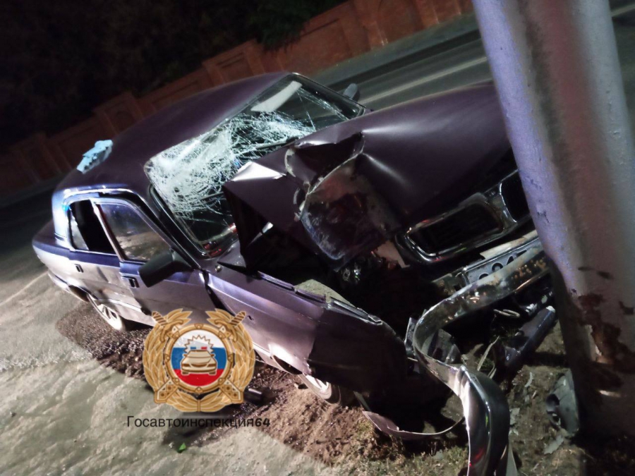 В Кировском районе из-за столкновения «Волги» с фонарем пострадали 2 человека