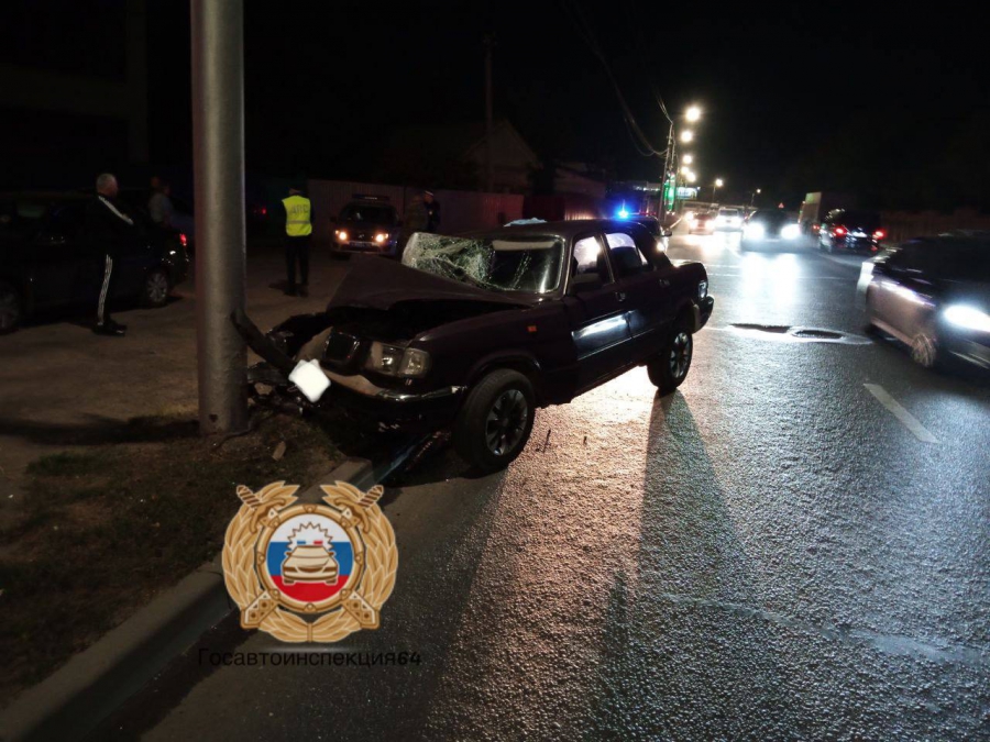 В Кировском районе из-за столкновения «Волги» с фонарем пострадали 2 человека