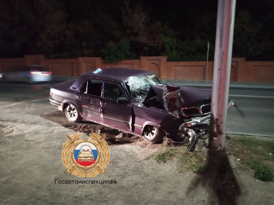 В Кировском районе из-за столкновения «Волги» с фонарем пострадали 2 человека