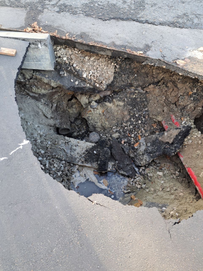 На перекрестке Радищева и Челюскинцев провалился тротуар