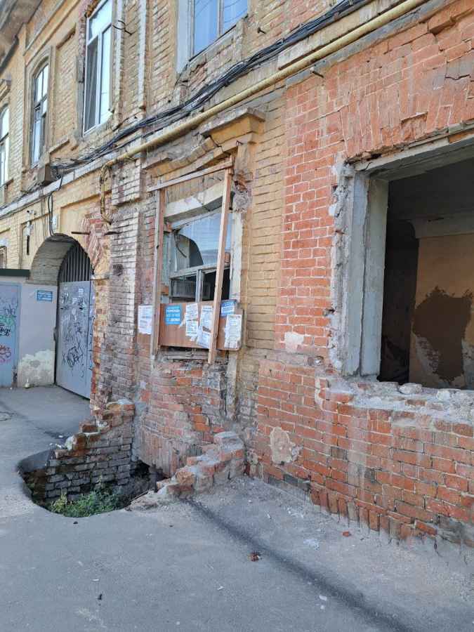 На перекрестке Радищева и Челюскинцев провалился тротуар