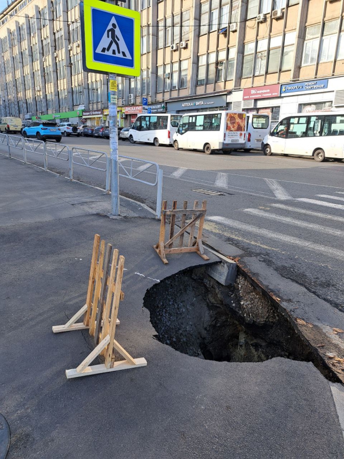 На перекрестке Радищева и Челюскинцев провалился тротуар