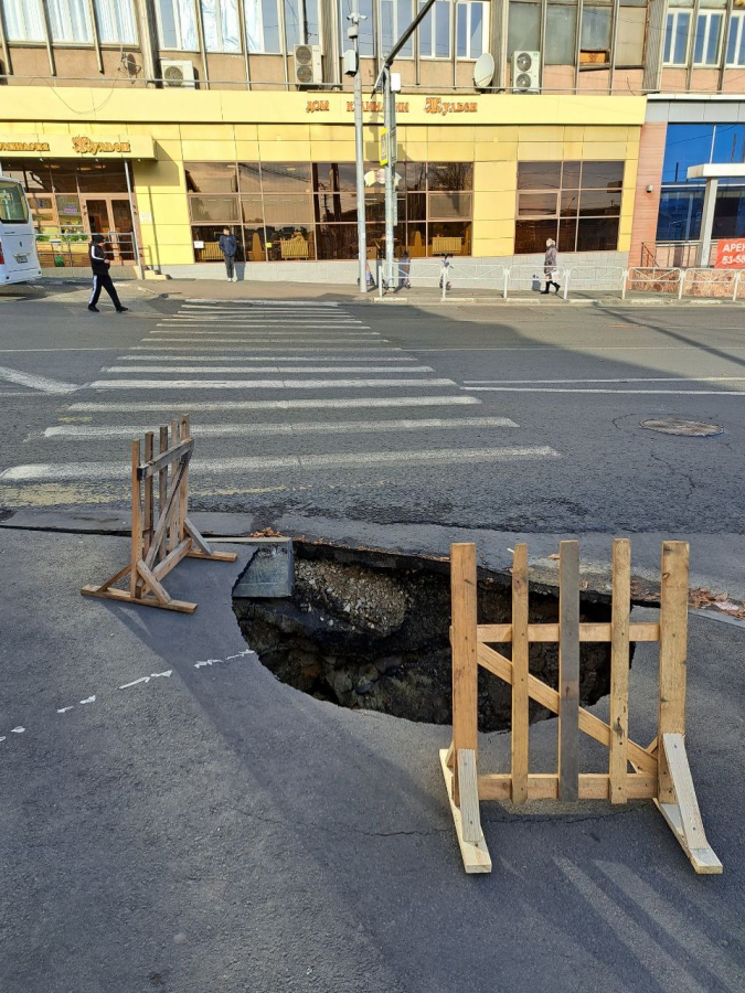 На перекрестке Радищева и Челюскинцев провалился тротуар