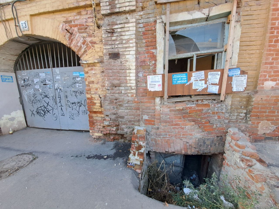 На перекрестке Радищева и Челюскинцев провалился тротуар