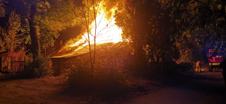 На Огородной поздним вечером вспыхнули сараи возле аварийных домов