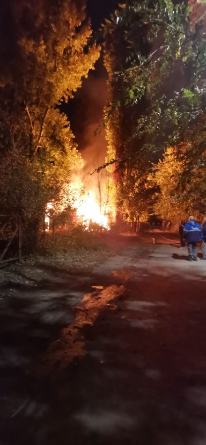 На Огородной поздним вечером вспыхнули сараи возле аварийных домов