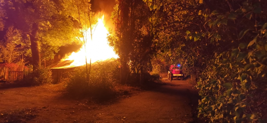 На Огородной поздним вечером вспыхнули сараи возле аварийных домов
