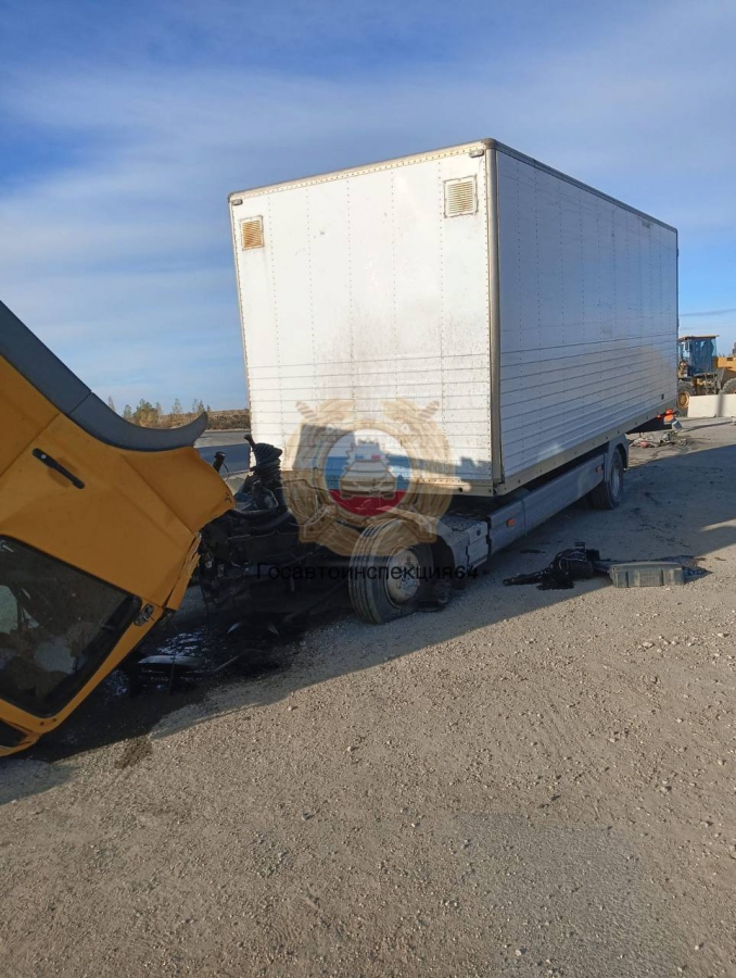 На СКАДе кабина фуры отвалилась из-за наезда на ограждение