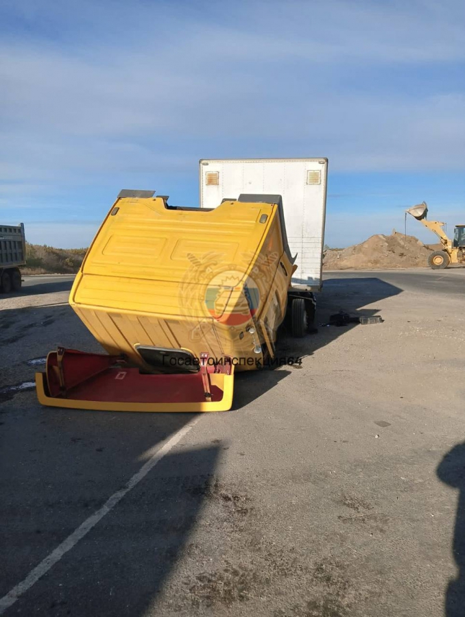 На СКАДе кабина фуры отвалилась из-за наезда на ограждение