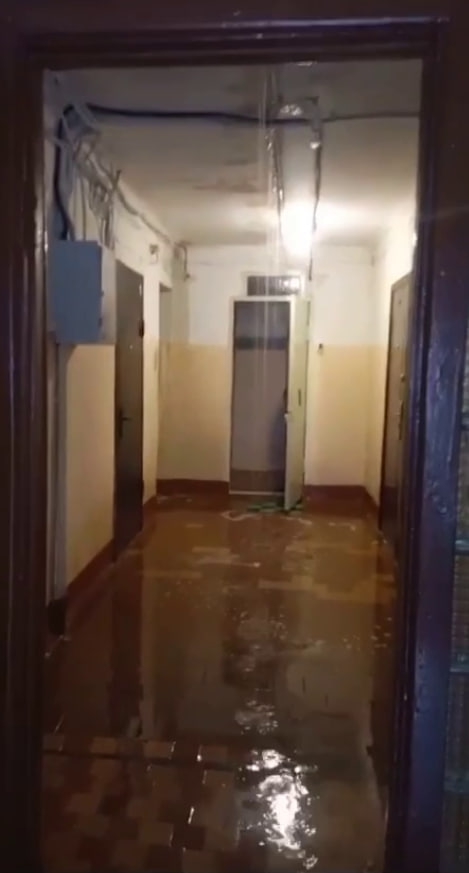 На 4-й Прокатной затопило подъезд и квартиры после подачи отопления