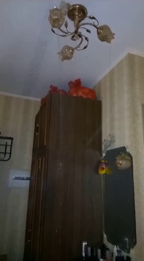 На 4-й Прокатной затопило подъезд и квартиры после подачи отопления