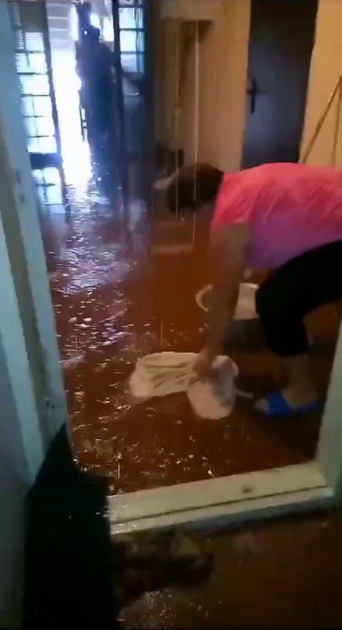 На 4-й Прокатной затопило подъезд и квартиры после подачи отопления