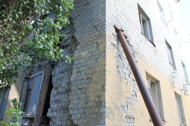 На Омской аварийную пятиэтажку «скрепили» металлическими столбами