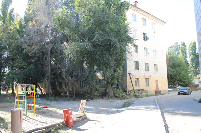 На Омской аварийную пятиэтажку «скрепили» металлическими столбами