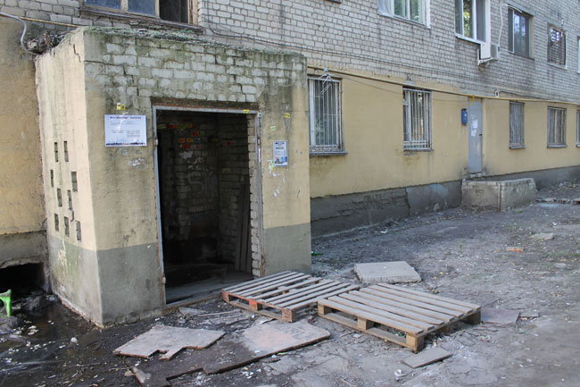 На Омской аварийную пятиэтажку «скрепили» металлическими столбами