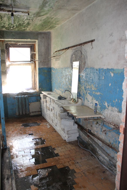 На Омской аварийную пятиэтажку «скрепили» металлическими столбами