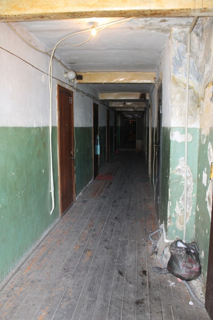 На Омской аварийную пятиэтажку «скрепили» металлическими столбами