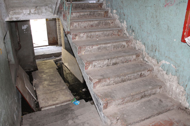 На Омской аварийную пятиэтажку «скрепили» металлическими столбами